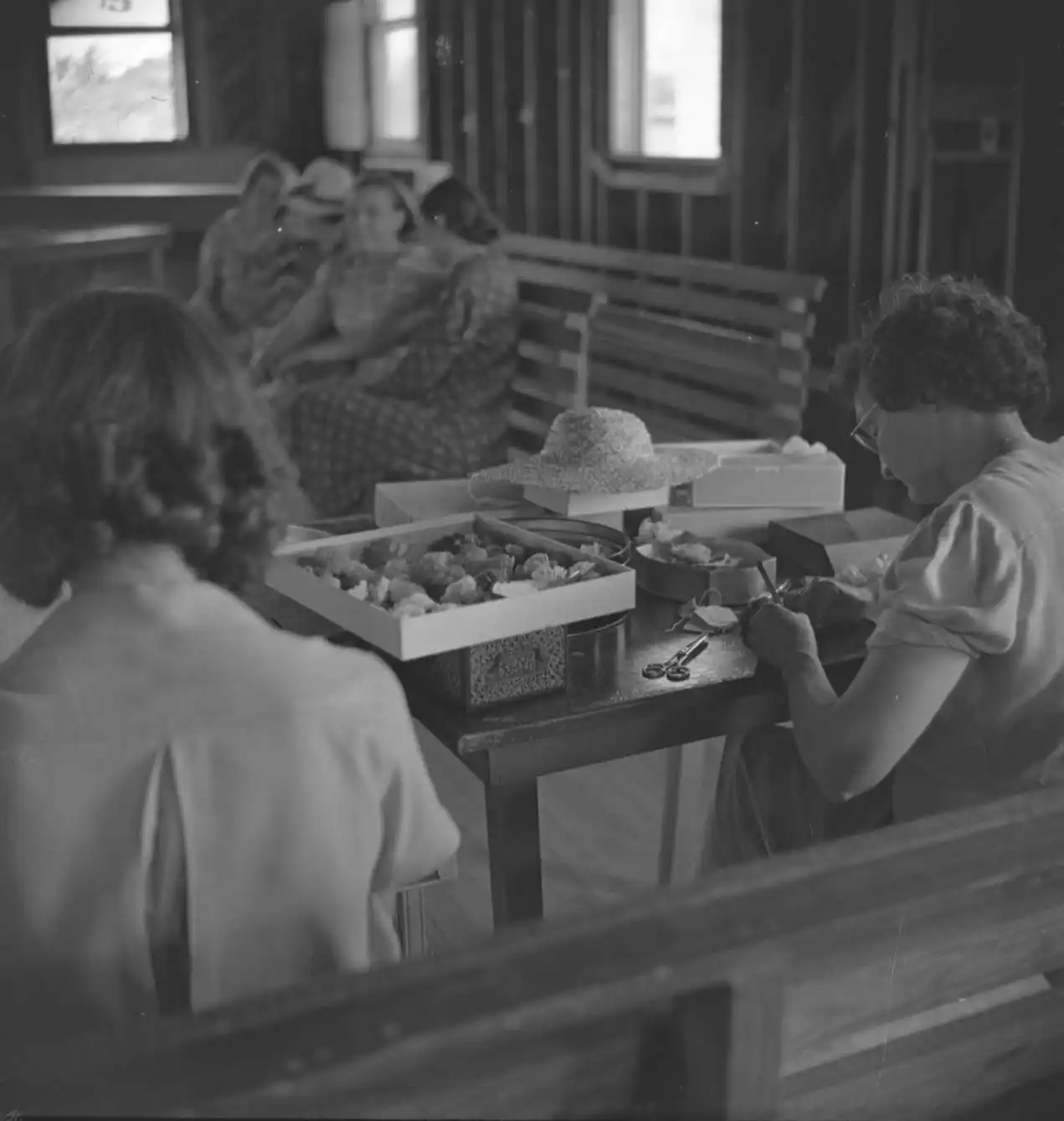Women of Conchtown making hats and shell flowers. Photograph by Charles Foster in 1939 as part of the Federal Writers Project and the Federal Art Project. 

Foster Collection.
